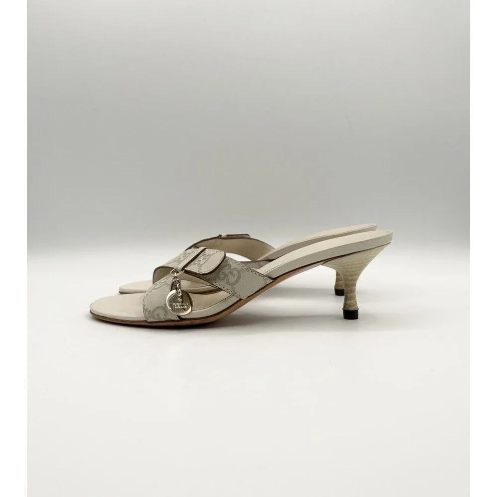 Gucci White Leather Kitten Heels Embossed GG Logo Accent & Charm Y2K Size EU 37